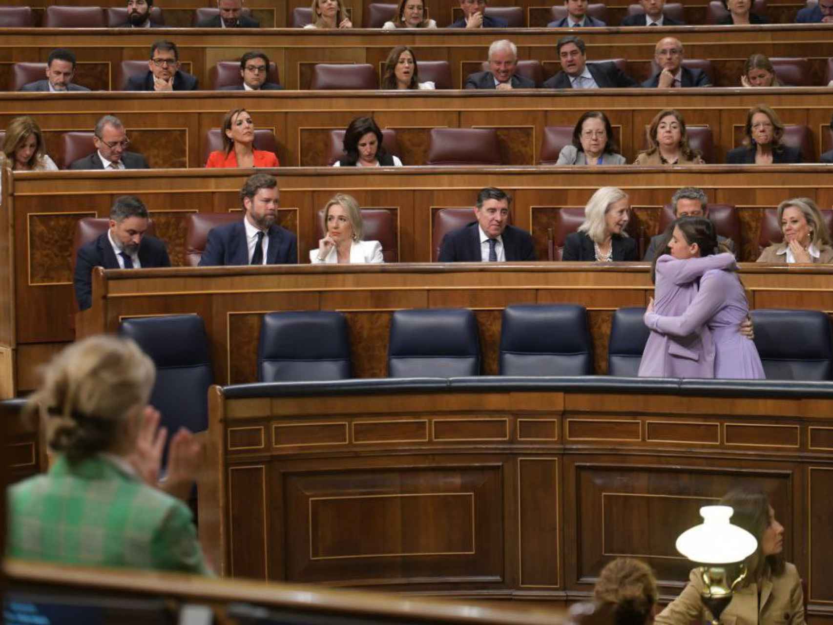 Sólo Yolanda Díaz aplaude en el banco del Gobierno el abrazo entre Ione Belarra e Irene Montero tras la intervención de la ministra de Igualdad en el debate de la reforma del 'sí es sí', este jueves en el Congreso.
