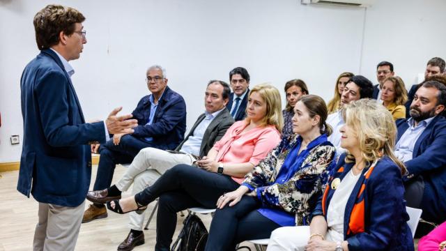 El alcalde, José Luis Martínez-Almeida, junto a los miembros de su lista para el 28-M, este jueves en la sede de Génova.