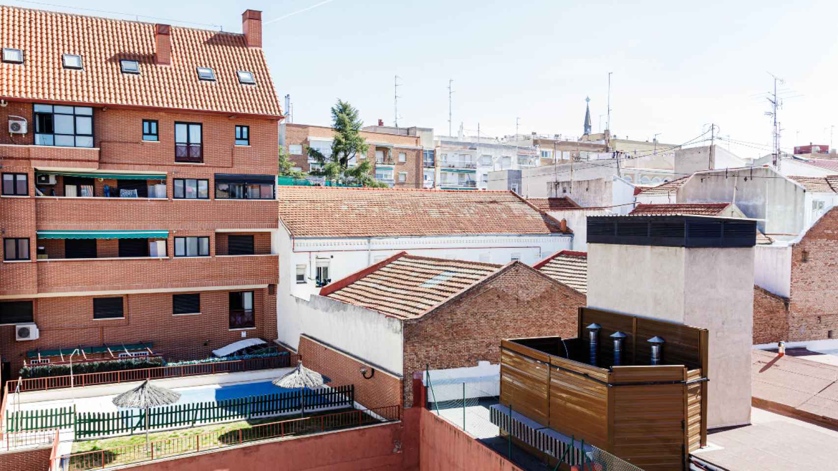 Conductos de aire y chimeneas de una cocina fantasma, en Tetuán (Madrid).
