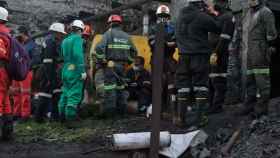 Los servicios de rescate asisten en el yacimiento donde hay siete mineros atrapados.