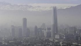 Imagen de la nube de contaminación que rodea a Santiago de Chile.