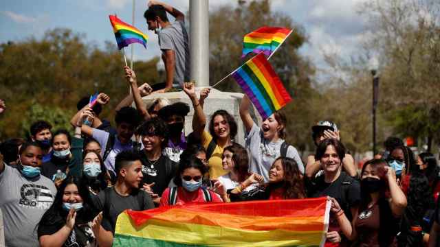 Estudiantes convocan una protesta LGTBI en Florida contra las políticas de Ron DeSantis.