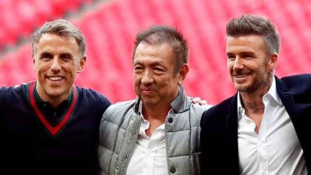 Peter Lim, máximo accionista del Valencia, con dos exfutbolistas.