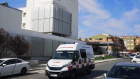 Una ambulancia pasando por delante del Hospital Virgen del Castillo de Yecla.