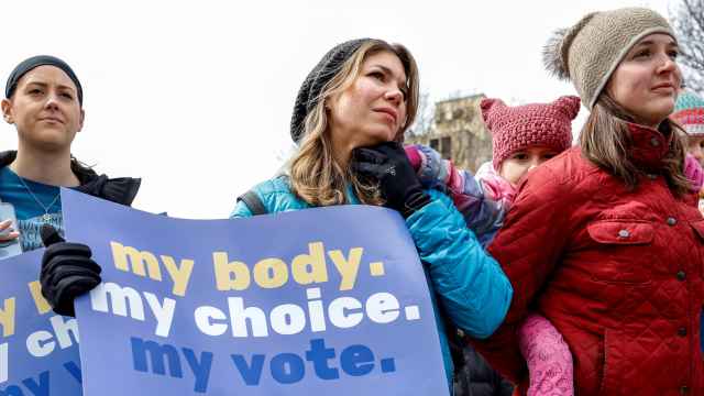Varias mujeres en una manifestación en defensa de los derechos reproductivos de las mujeres ante la decisión de la Corte Suprema de Wisconsin con una pancarta con el mensaje: Mi cuerpo, mi elección, mi voto.