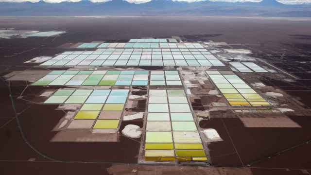 Una vista aérea de las áreas de procesamiento de la mina de litio Soquimich en el salar de Atacama.