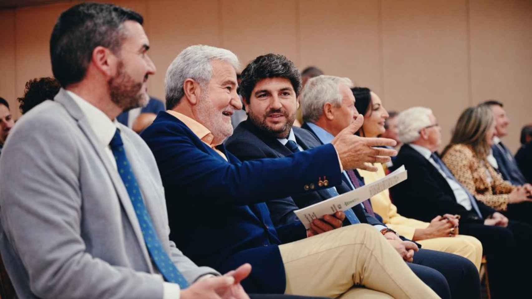 El consejero de Agricultura, Antonio Luengo, el presidente de Fecoam, Santiago Martínez, y el presidente de la Región de Murcia, Fernando López Miras, este viernes, en el acto de clausura de la asamblea de Fecoam.