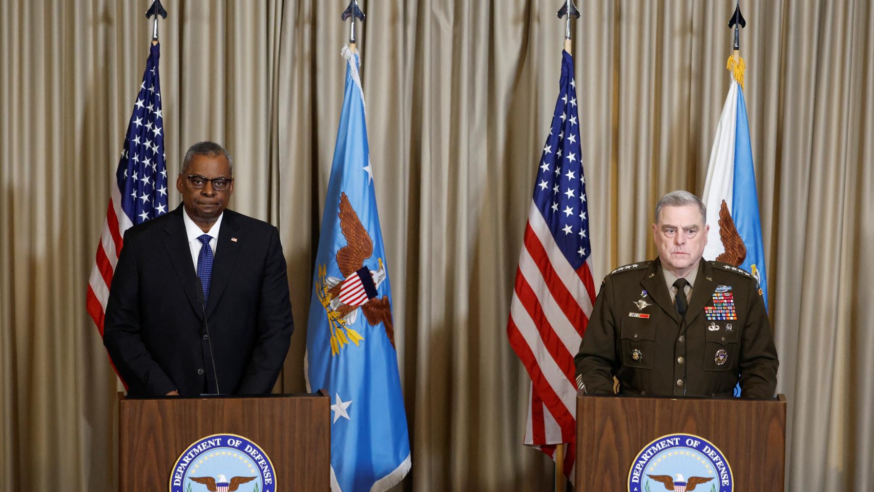 US Chairman of the Joint Chiefs of Staff General Milley and US Secretary of Defense Lloyd Austin attend a press conference at Ramstein US Air Base.