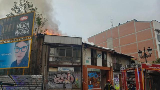Incendio en unas viviendas abandonadas