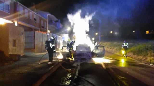 Imagen del incendio de un coche en Zaratán