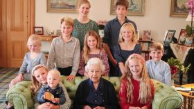 La reina Isabel II con sus nietos y bisnietos en Balmoral.