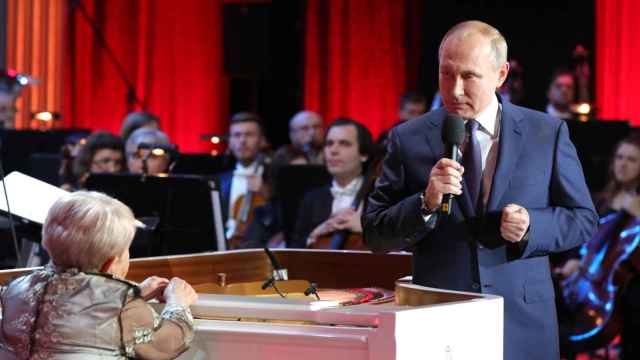El presidente ruso Vladímir Putin, dando un discurso durante un concierto en el Teatro Bolshói el 10 de noviembre de 2019. Foto: Kremlin/DPA