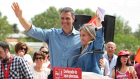 Pedro Sánchez y Milagros Tolón, este viernes en Toledo durante un acto del PSOE.