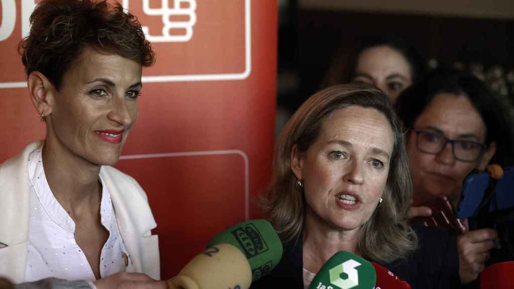 La secretaria general del PSN-PSOE, María Chivite (i), y la vicepresidenta primera y ministra de Economía y Transformación Digital del Gobierno de España, Nadia Calviño .