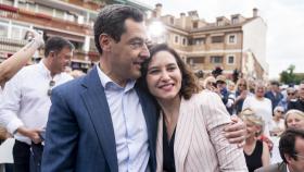 La presidenta de la Comunidad de Madrid y candidata del PP a la reelección, Isabel Díaz Ayuso, y el presidente de la Junta de Andalucía y del Partido Popular de Andalucía, Juanma Moreno, en Fuenlabrada.