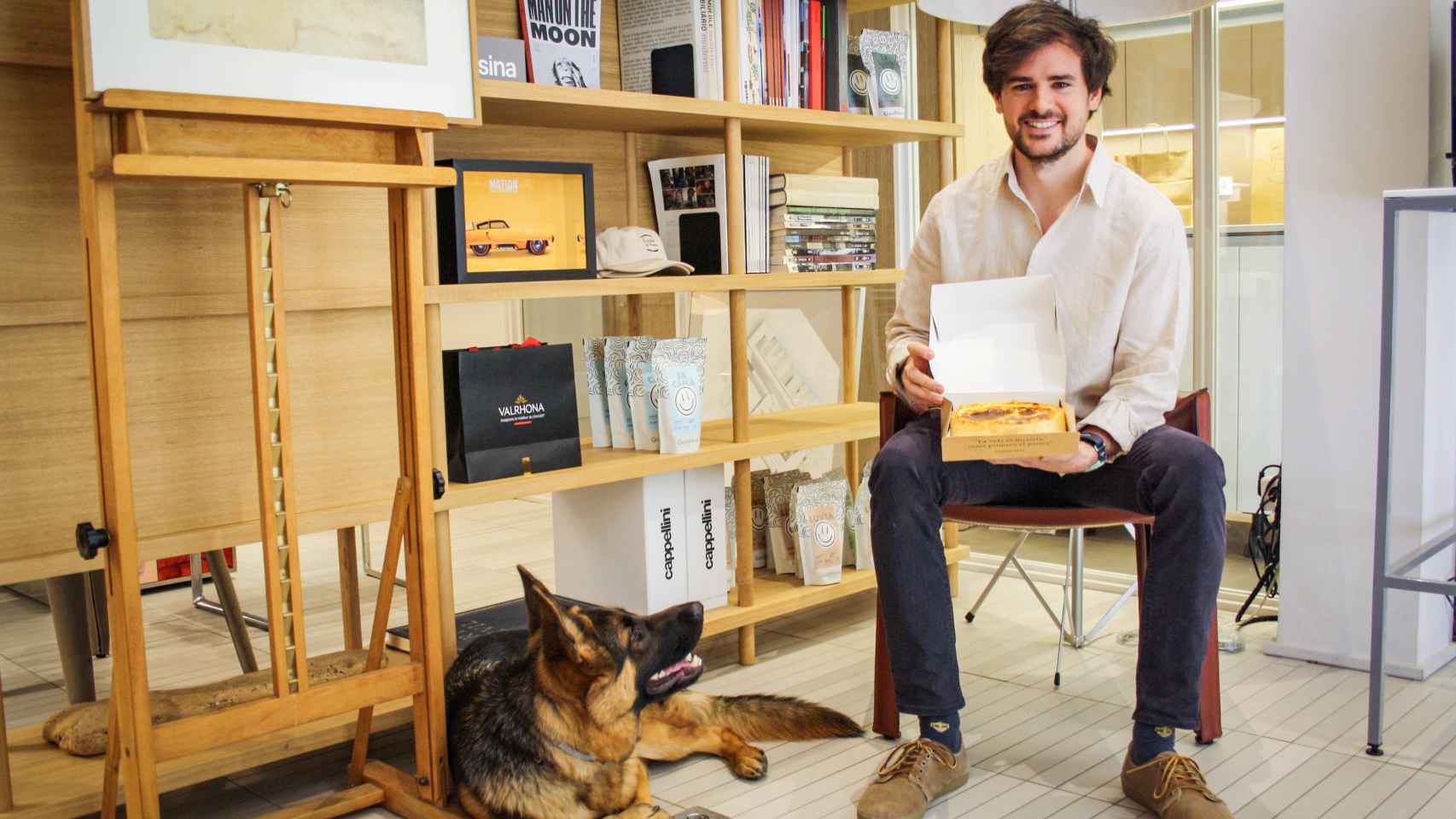 El madrileño Sergio Arjona muestra una de sus tartas de queso junto a su perro Quira, que suele estar en el obrador-estudio de arquitectura.