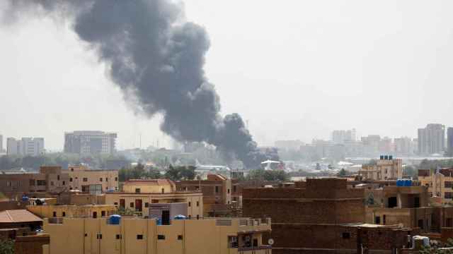 Incendio en el aeropuerto de Jartum durante los enfrentamientos entre las Fuerzas de Apoyo Rápido y el Ejército de Sudán.