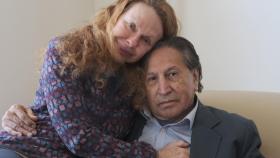 Alejandro Toledo junto a su esposa, Eliane Karp, este jueves en Menlo Park (California).