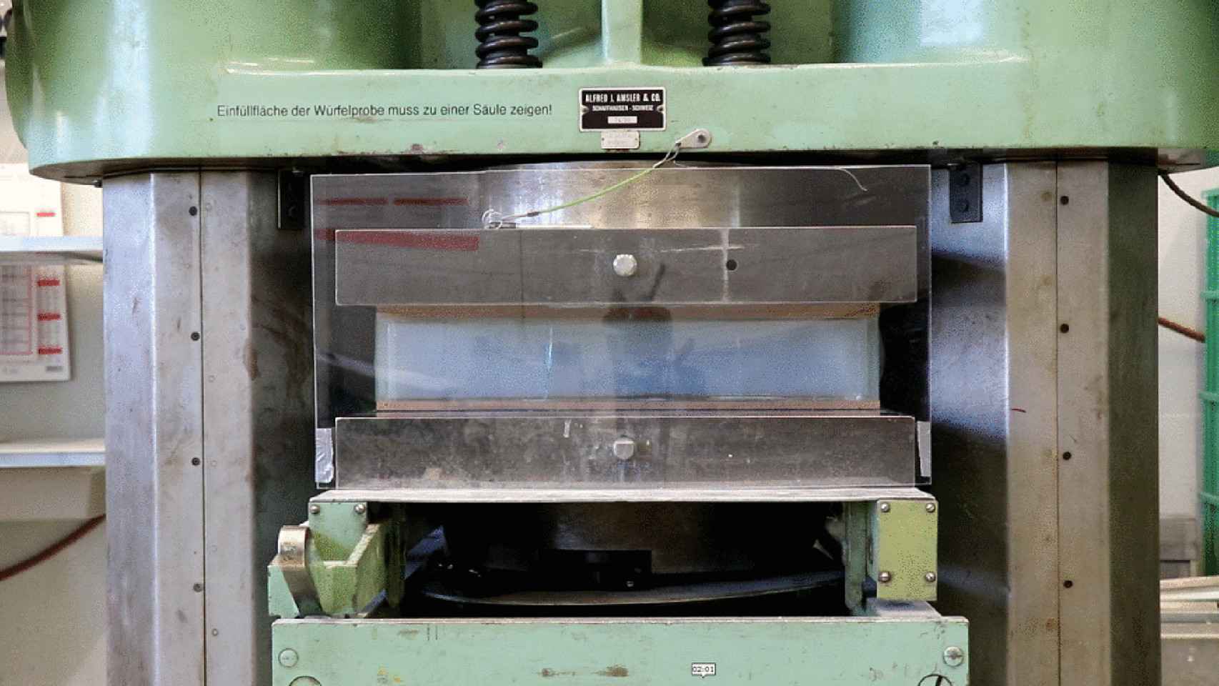 Uno de los ladrillos Aerobrick en una prensa industrial