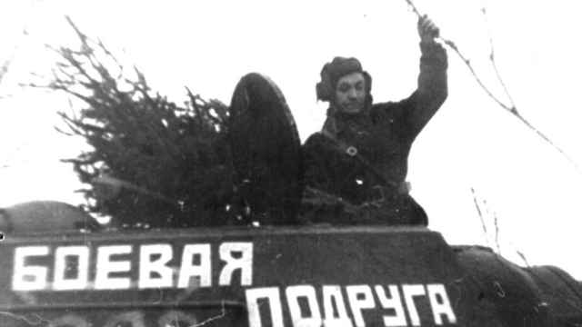 Mariya Vasilyevna Oktyabrskaya,  a bordo de su flamante tanque T-34, llamado 'Compañera de Armas'.