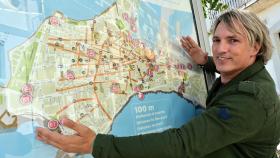 Ismael Beiro posa para EL ESPAÑOL junto a un cartel turístico del casco antiguo de Cádiz.