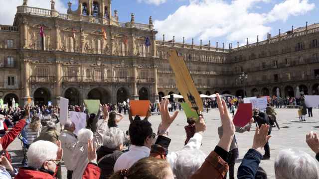 El alcalde de Salamanca, Carlos García Carbayo, participa en el Abrazo Solidario a la Plaza Mayor organizado por Manos Unidas