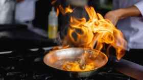 ¿Por qué se prende fuego a la comida? Estos son los alimentos que se flambean y sus respectivos riesgos