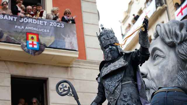 El Capitán Cristiano llega a la plaza de España, donde recoge las llaves de la ciudad, durante un momento de la Entrada Cristiana