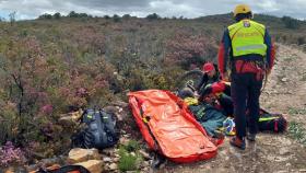 El grupo de rescate de Protección Civil auxiliando al ciclista herido