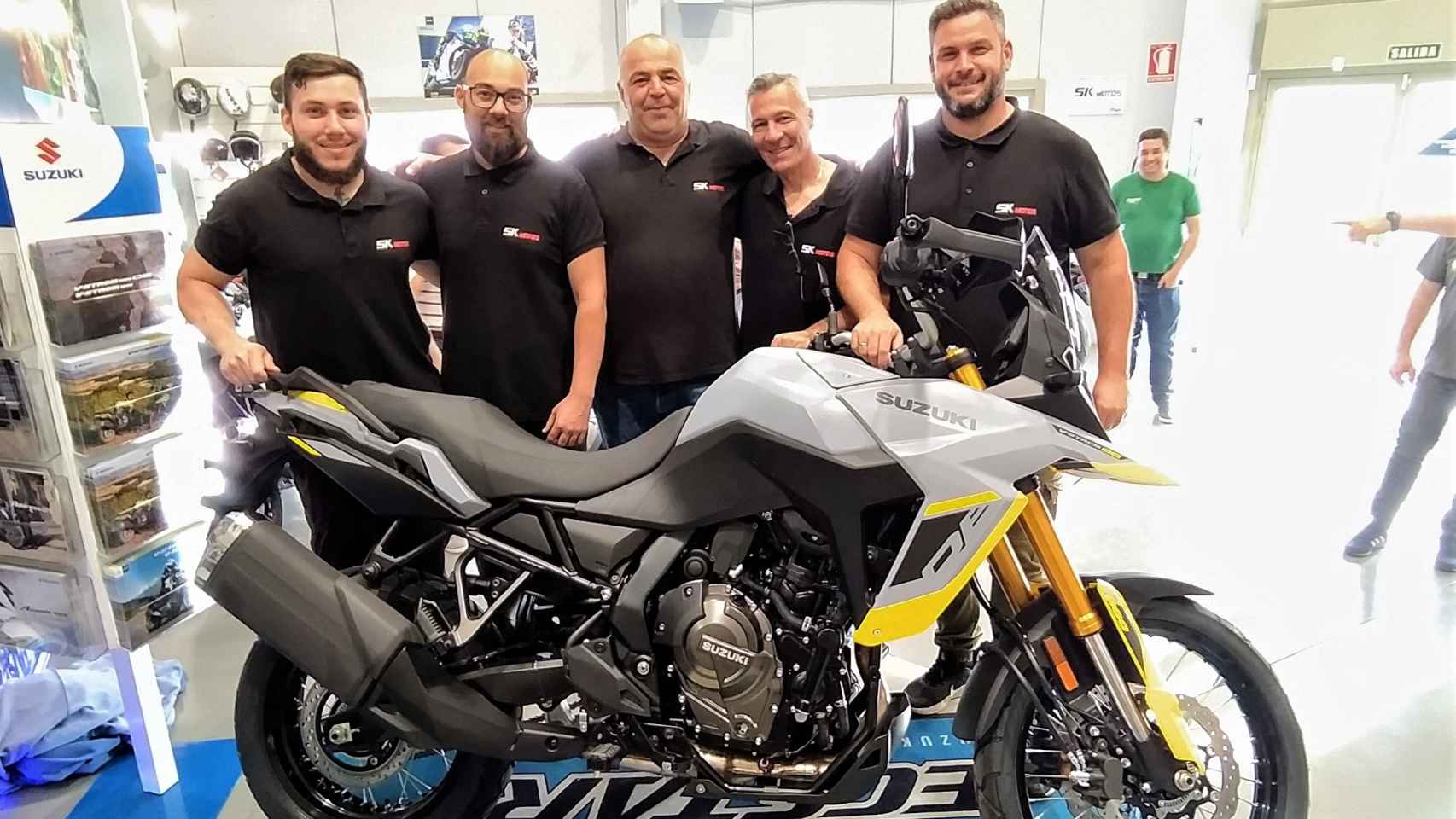 El equipo de SK Motos con la nueva Suzuki V-Strom 800DE