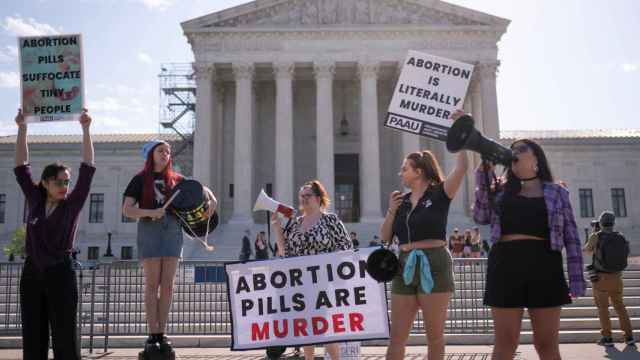 Un grupo de mujeres antiabortistas se manifiestan frente a la Corte Suprema de EEUU este viernes.