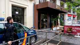 Imagen este sábado del exterior del restaurante donde anoche se produjo un incendio en el que murieron dos personas en la glorieta de Manuel Becerra en Madrid.