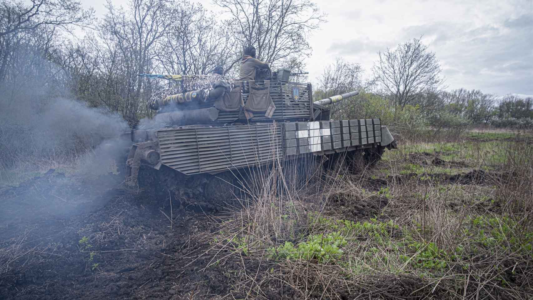 Un carro de combate T-64 se pone en marcha para acudir a una llamada de radio en la confluencia entre el frente de combate de Bakhmut y Soledar.