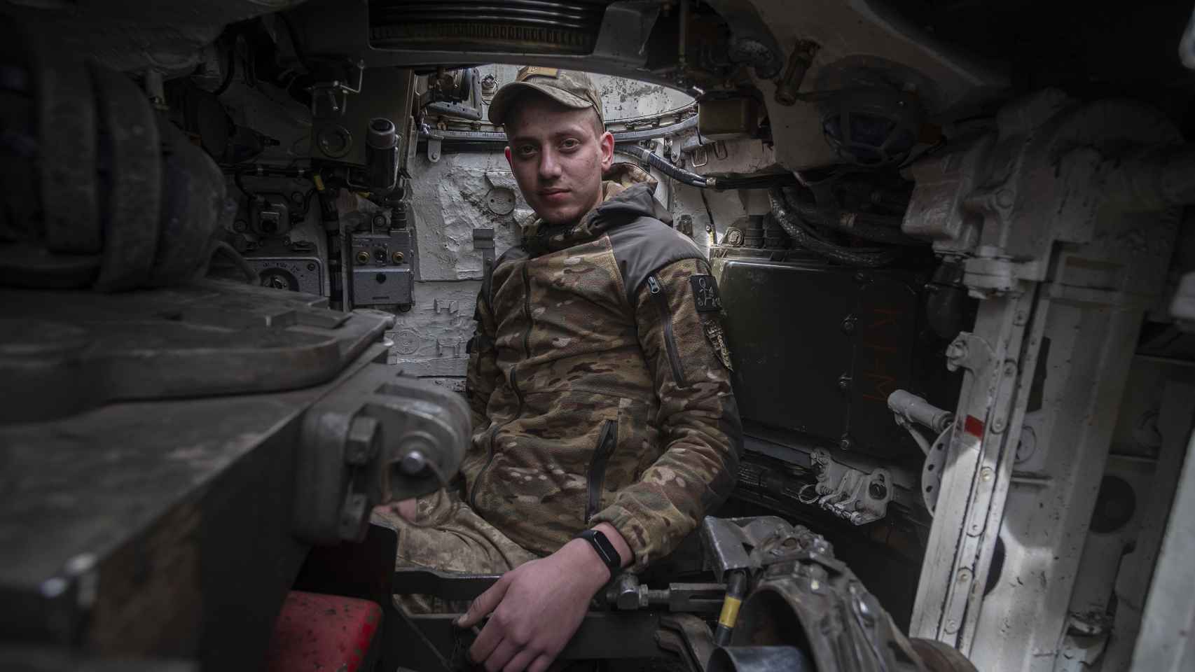 Gleb, el comandante del pieza, en su puesto dentro del carro T-72.