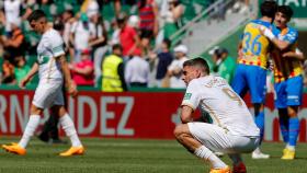 Lucas Boyé (d), delantero argentino del Elche, se lamenta al final del encuentro correspondiente a la treintava jornada de LaLiga entre el Elche y el Valencia