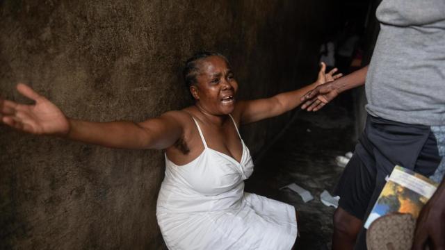 Fotografía de archivo, tomada el pasado 7 de marzo, en la que se registró a una mujer al lamentar que su hijo de 26 años hubiera sido asesinado por las pandillas en Haití.