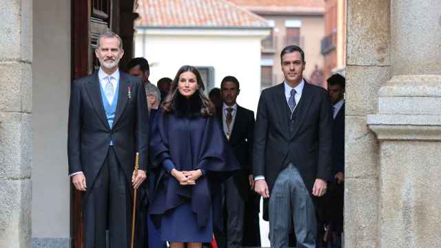 Los reyes, Felipe VI y Leticia, junto al presidente del Gobierno Pedro Sánchez, antes de la entrega del Premio Cervantes, en 2022.
