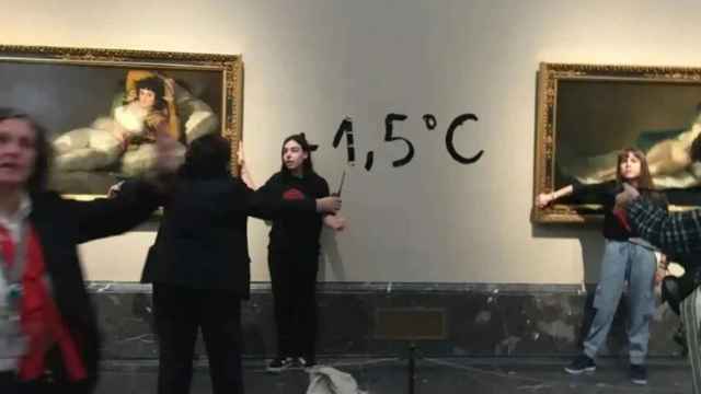 La primera acción de Futuro Vegetal fue pegar las manos a dos cuadros de Goya en El Prado.