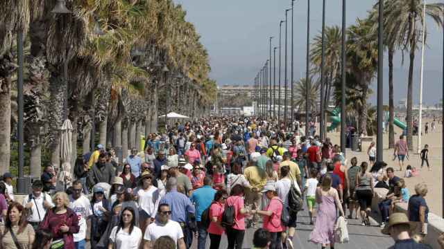 Paseo de la Malvarrosa (Valencia) lleno de gente, el pasado domingo.