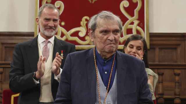 Rafael Cadenas recibe el Premio Cervantes en el Paraninfo de la Universidad de Alcalá de Henares. Foto: Ballesteros / EFE
