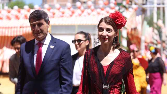 Pilar Llop visita La Feria de Abril acompañada por el delegado del Gobierno en Andalucía, Pedro Fernández