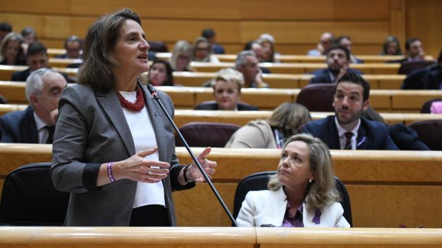 Teresa Ribera y Nadia Calviño, vicepresidentas tercera y segunda del Gobierno, en el Senado.