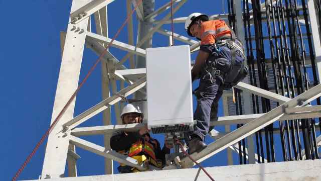 Técnicos de Ericsson instalando tecnología de radio 5G en una torre de telecomunicaciones de Gold Coast (Australia)