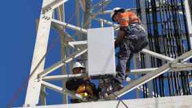 Técnicos de Ericsson instalando tecnología de radio 5G en una torre de telecomunicaciones de Gold Coast (Australia)