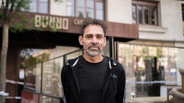 El padre de Jay Robles, el chico camarero fallecido, a la entrada del restaurante italiano 'Burro Canaglia Bar&Resto' de la plaza de Manuel Becerra.