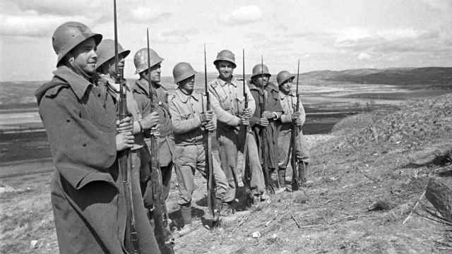 Combatientes republicanos durante la batalla del Jarama.