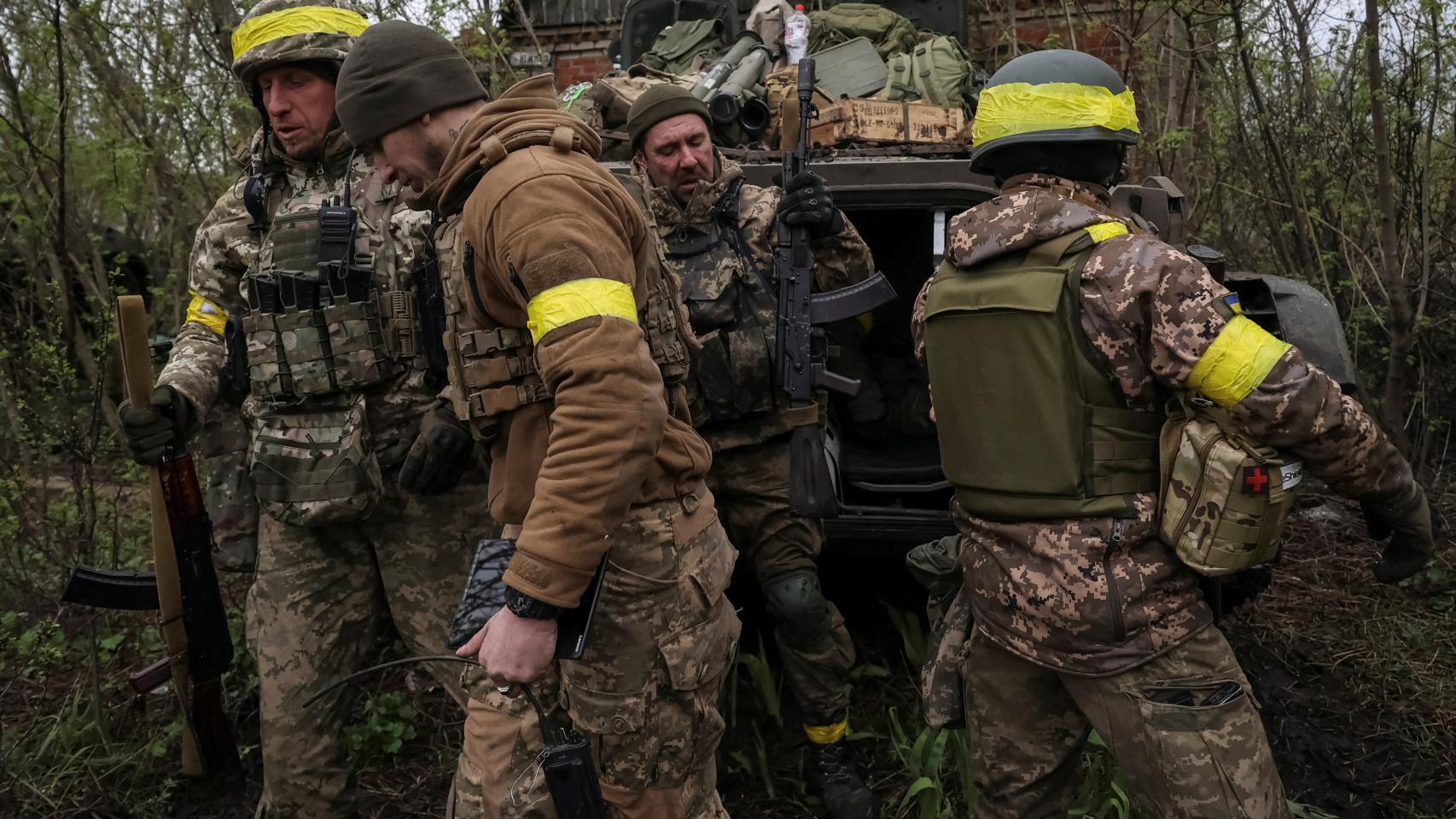 Ukrainian soldiers next to an infantry vehicle in the Donetsk region.