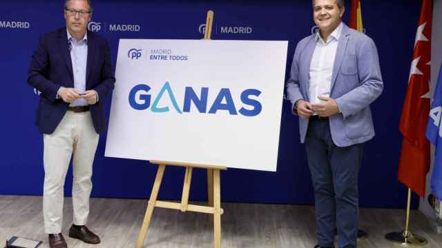 El secretario general del PP de Madrid, Alfonso Serrano, y el vicesecretario de Electoral del PP de Madrid, Jorge Rodrigo, este martes durante la presentación del lema de campaña.