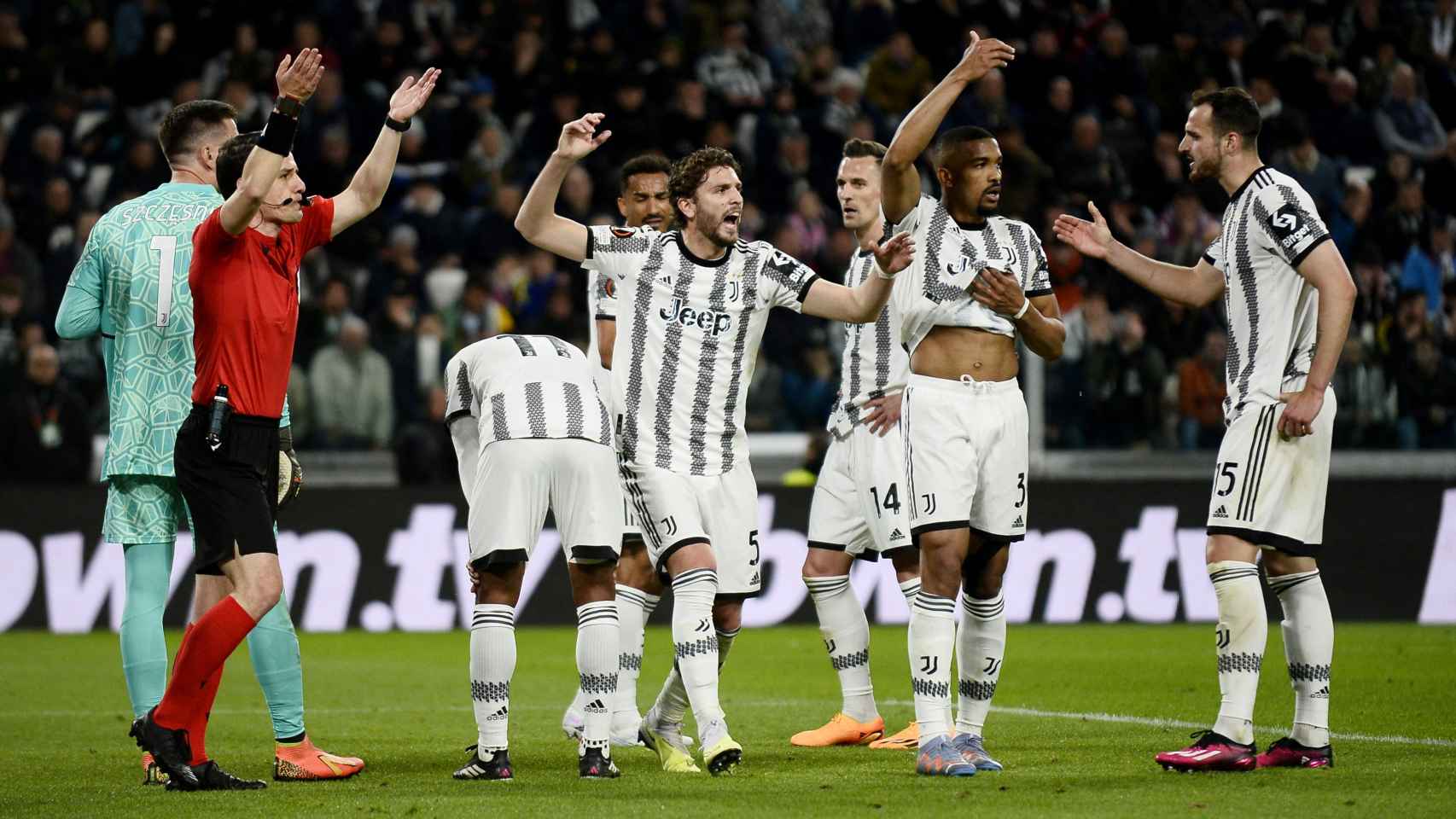 Jugadores de la Juventus protestan una decisión del árbitro