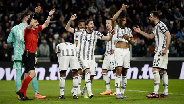 Jugadores de la Juventus protestan una decisión del árbitro